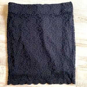 Beautiful lace Torrid skirt with zipper back and elastic waist. In like new!